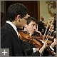 Daniel Guillen und Christian Weisz, zwei junge Geiger des Haydnorchesters, bei der Auffüung des Mozart-Requiems im Haydnsaal, Schloss Esterházy ⟨Querformat⟩